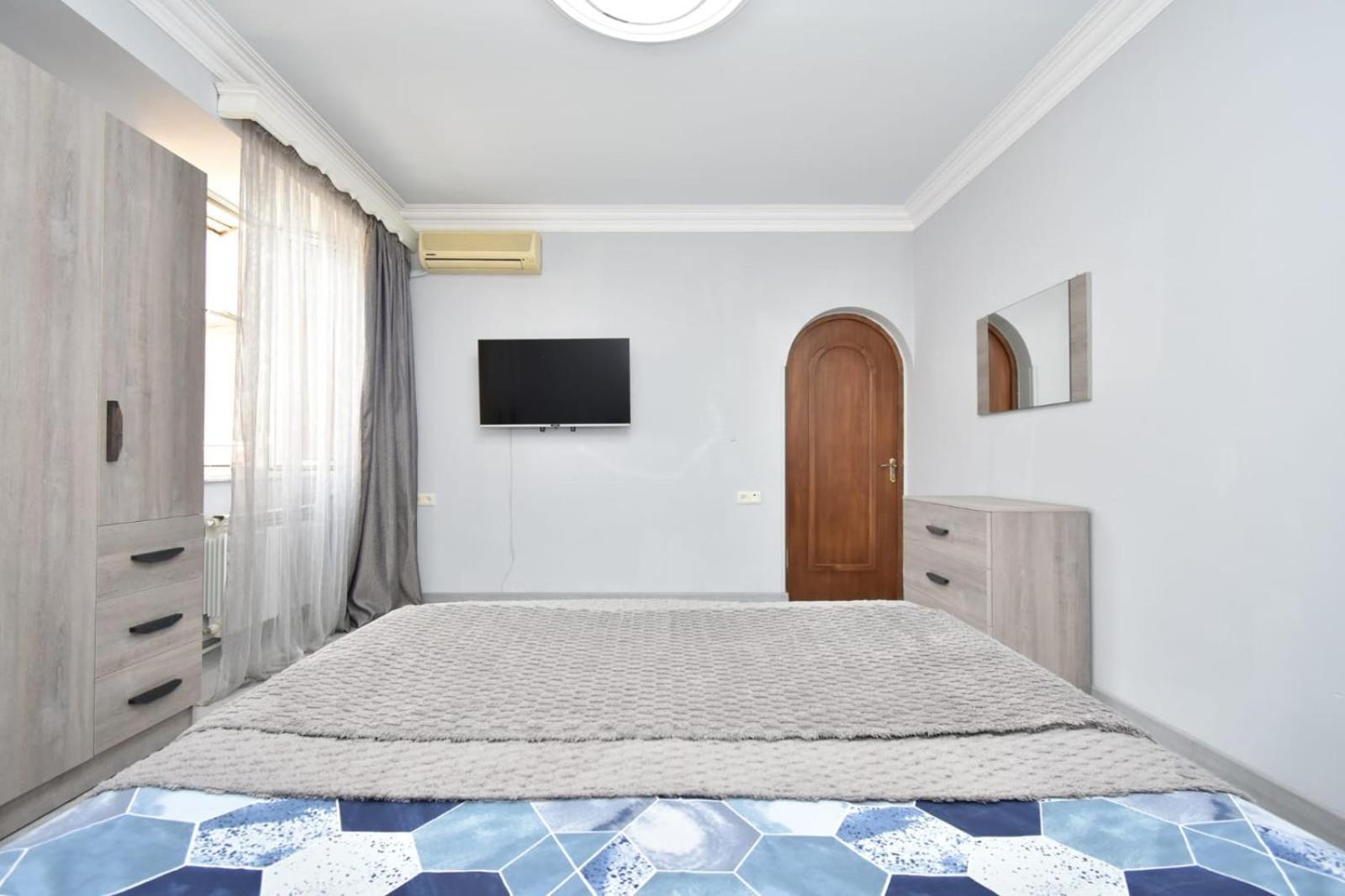 Luxury Spacious Apartment On Saryan Street.Centre Erevan Esterno foto